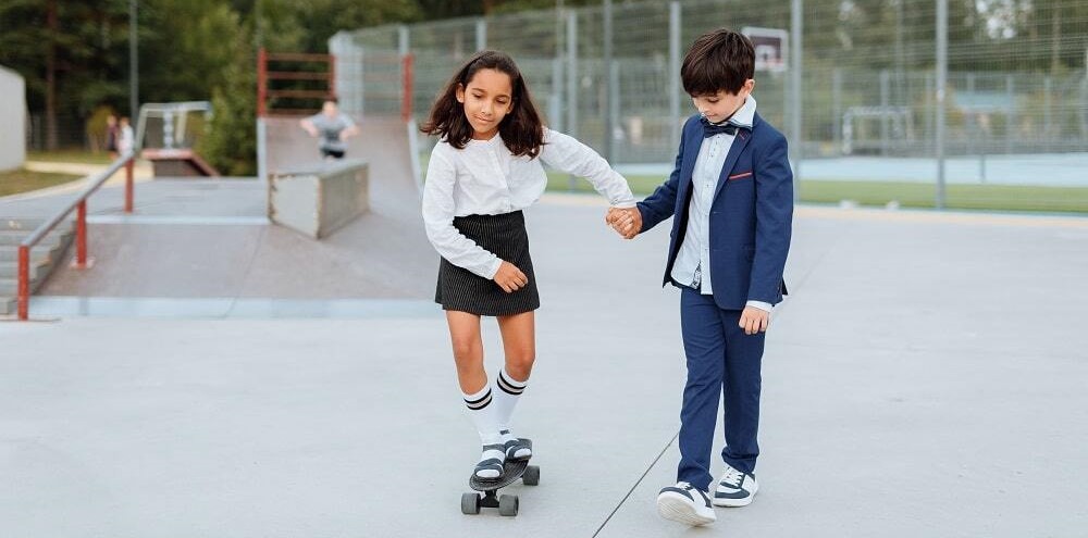 jongen en meisje met skateboard